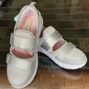 NWT Baretraps Memory Foam girls Jessie sneakers